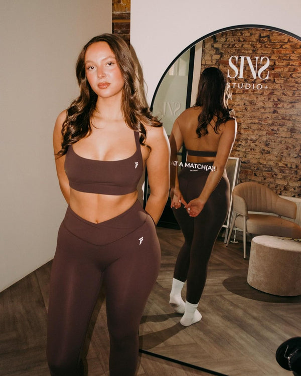Vrouw in espresso Frontline set in een pilatesstudio