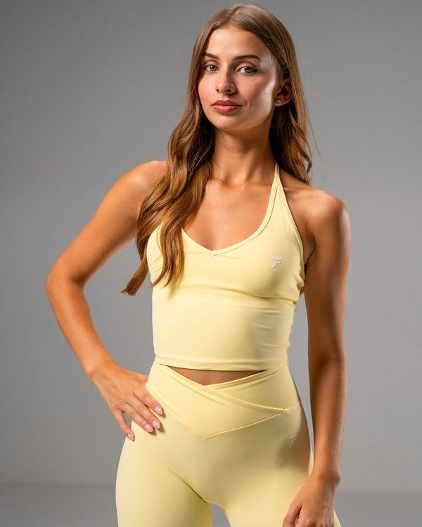 Vrouw in gele Frontline Sorbet set