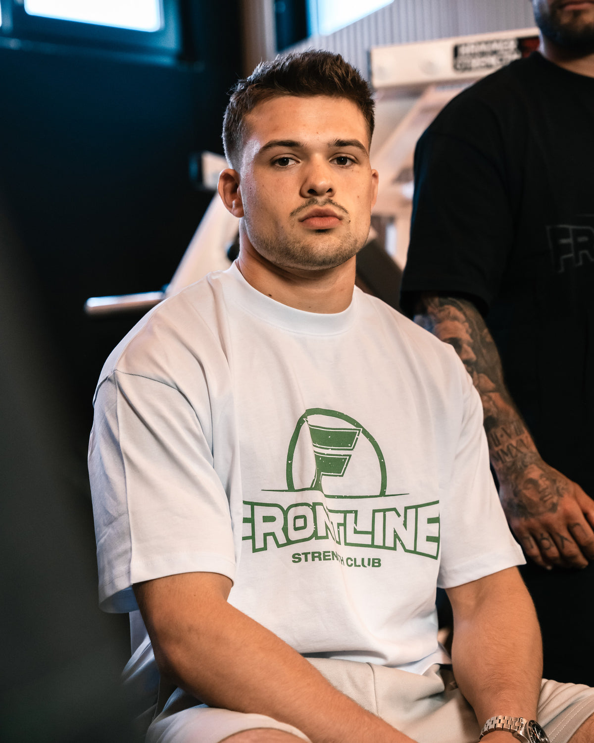 Strengthclub T-Shirt wit van dichtbij, groene print op de borst