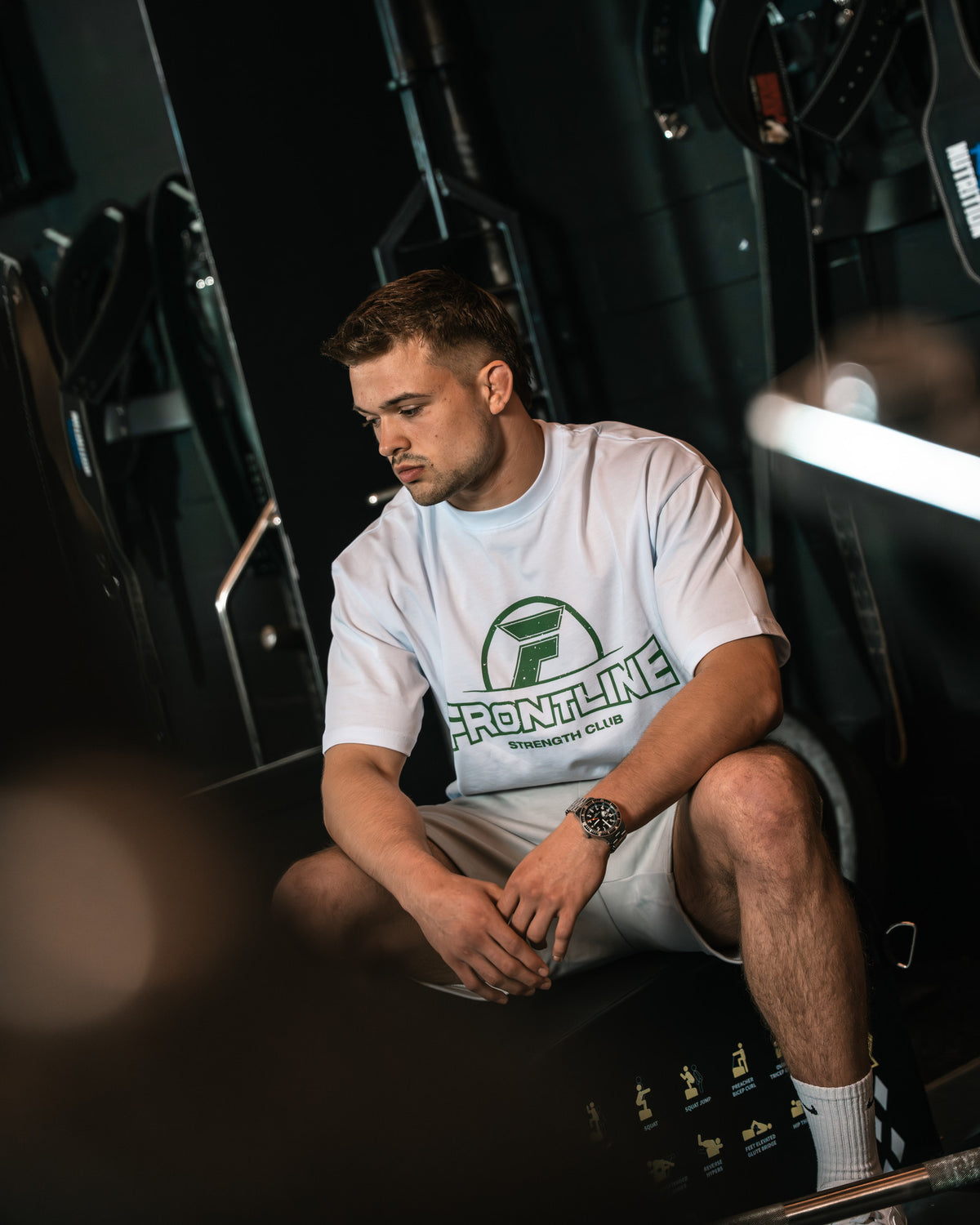 Strengthclub T-Shirt wit, zittend in de gym