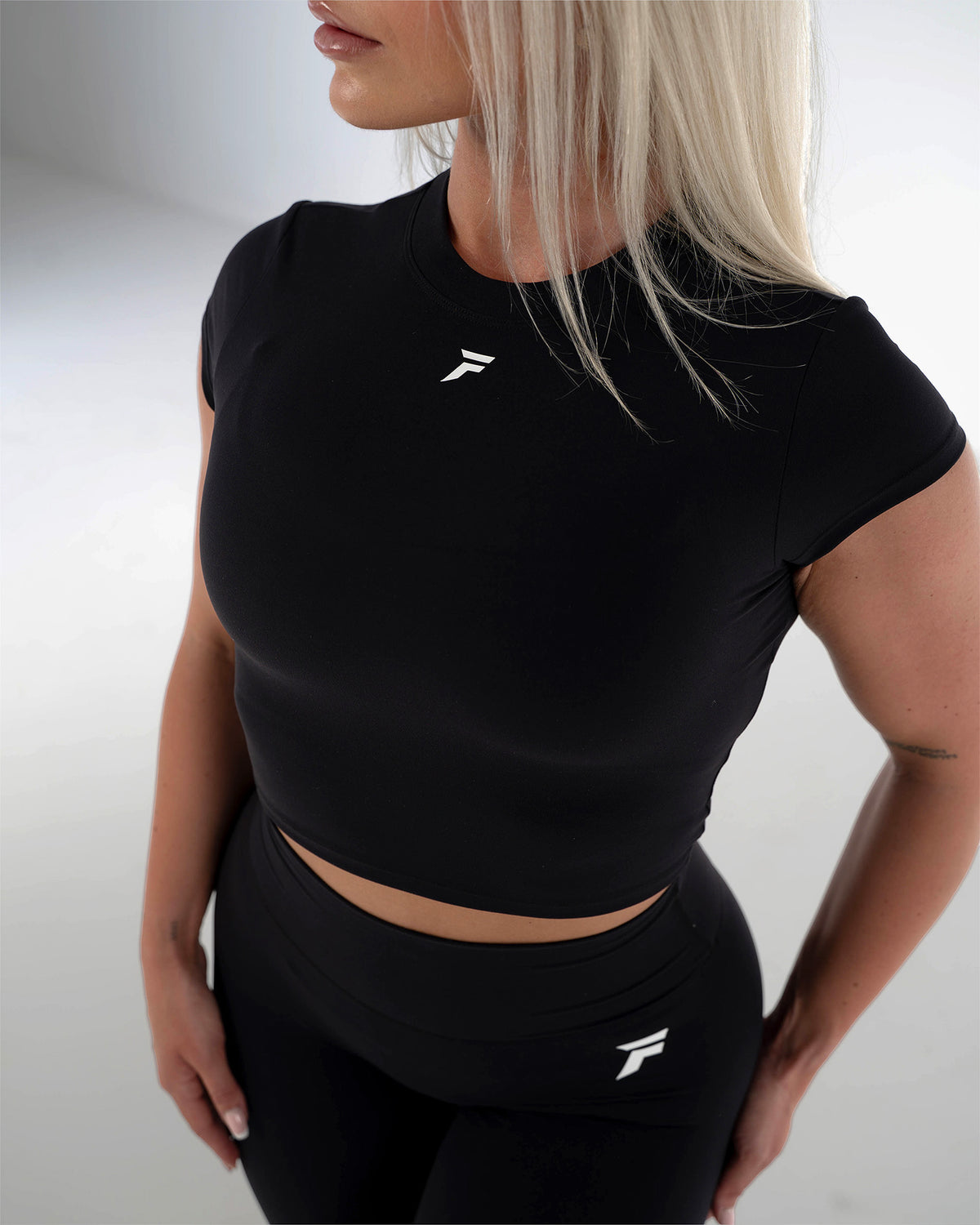 Sculpt Croptop Shirt Black