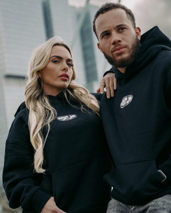 Duo in zwarte Frontline hoodies in de stad