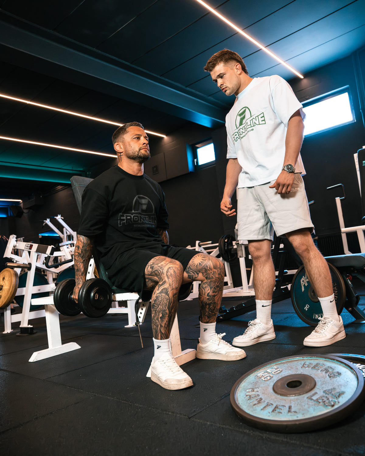 Strengthclub T-Shirt zwart en wit samen in de gym